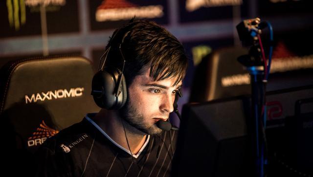 LPL解说瞳夕虎牙传奇杯晒照：今天继续见